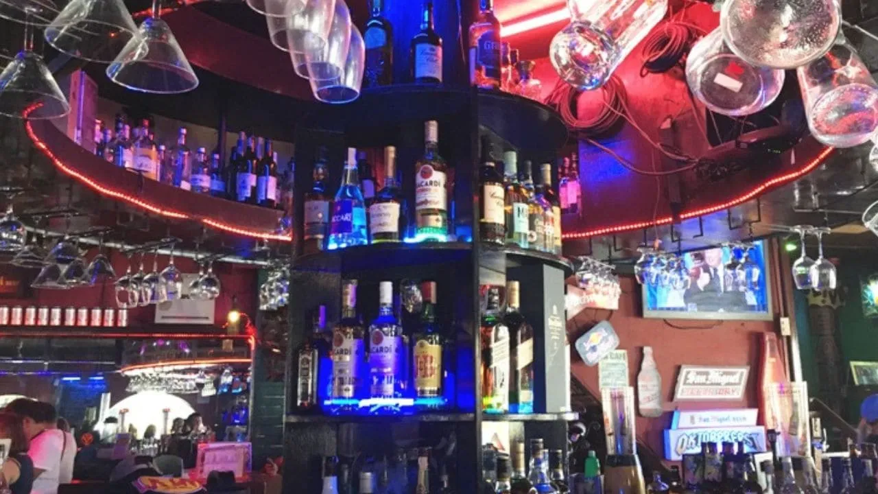 【2026年最新版】マニラ LA Cafe（LAカフェ）完全ガイド｜場所・営業時間・注意点を客観的に徹底解説